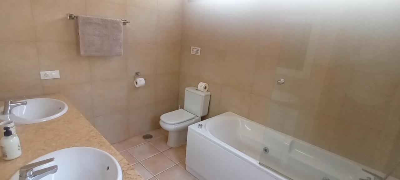 Beautiful, Spacious Villa, Heated Pool, Sleeps Eight, With Quality Furnishings Caleta De Fuste Exteriör bild